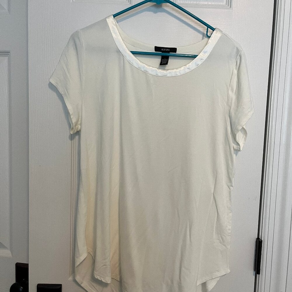 Alfani White satin trim tee-shirt, L (NWOT)
